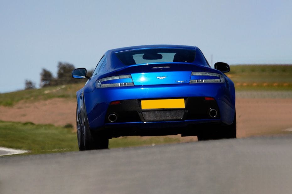 Full Rear View of أستون مارتن فانتاج