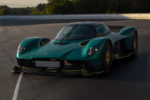 أستون مارتن  فالكيري Front angle low view