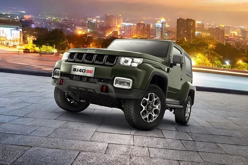 BJ40 SE Front deep low Angle View