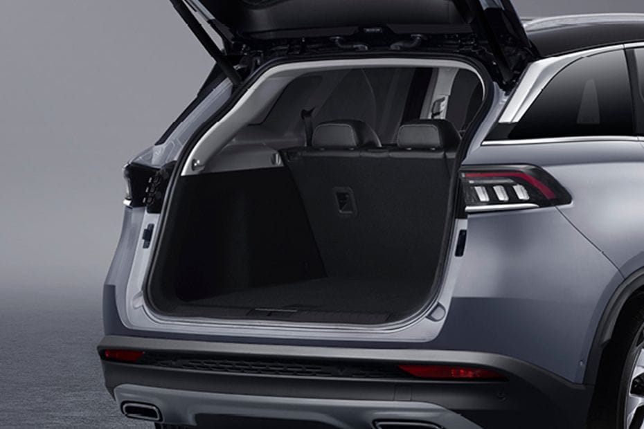 Trunk Open Closer View of إكس 7