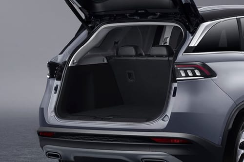 Trunk Open Closer View of إكس 7