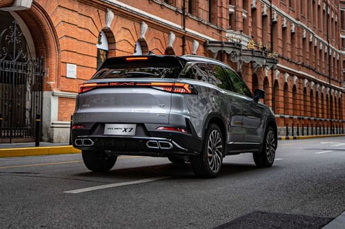 إكس7 2026 Rear angle view