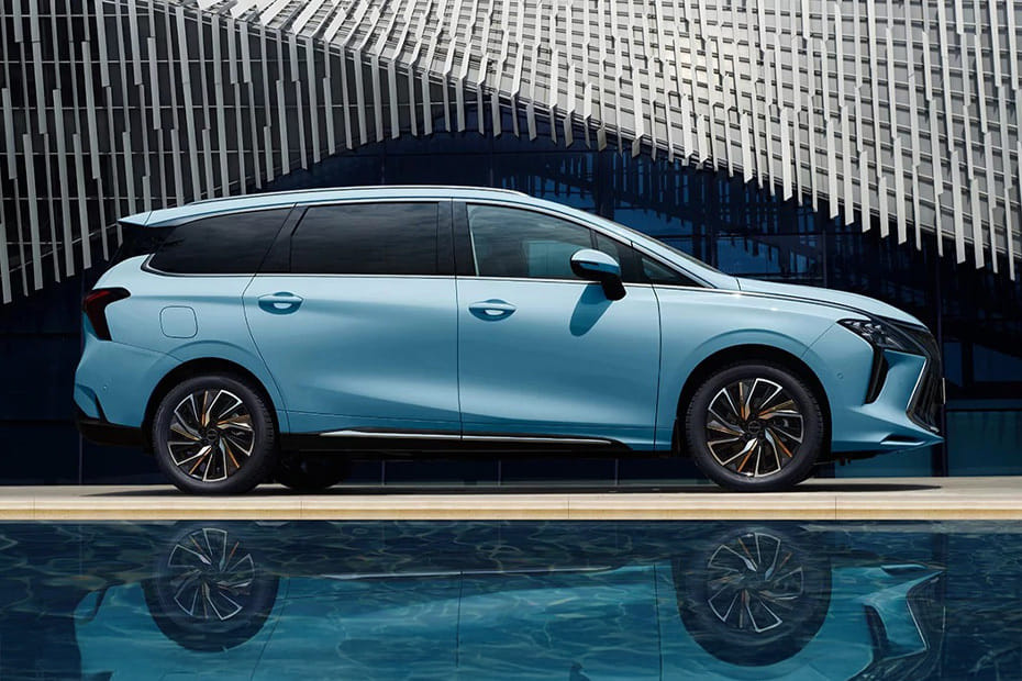 يو-تور Medium Angle Front View