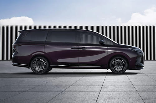 في 9 Medium Angle Front View