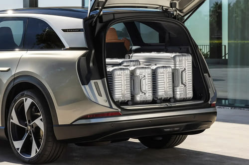 Trunk Open Closer View of جرافيتي