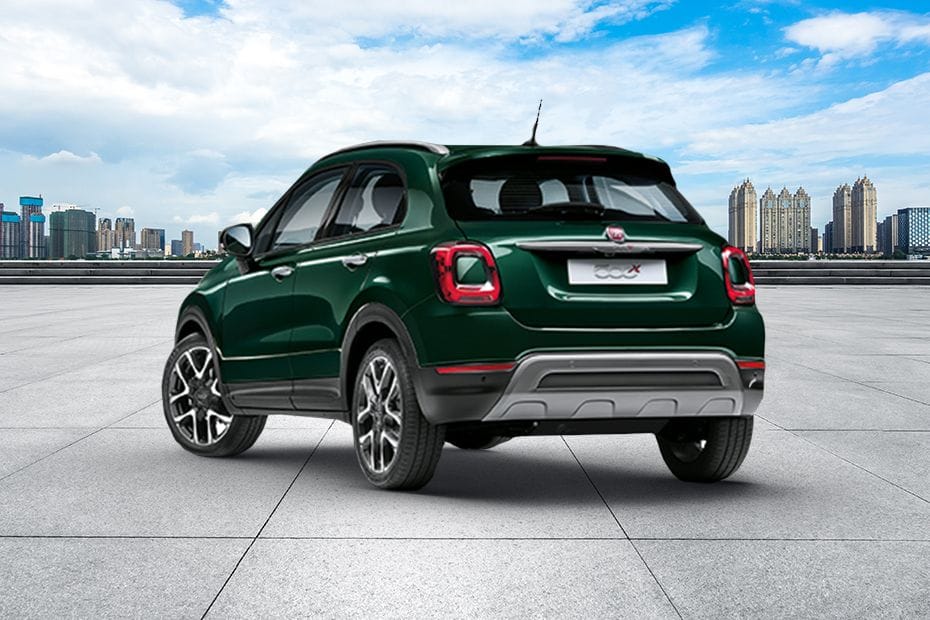 Rear Cross Side View of فيات 500X