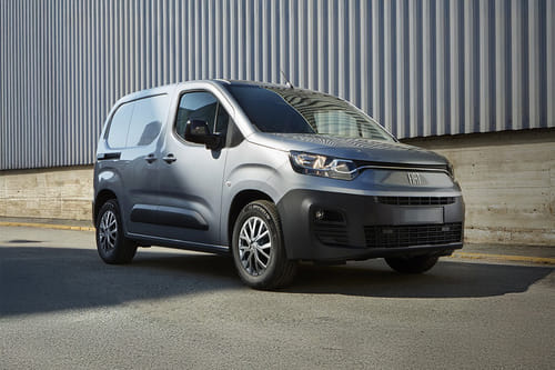 فيات دوبلو Front Medium View