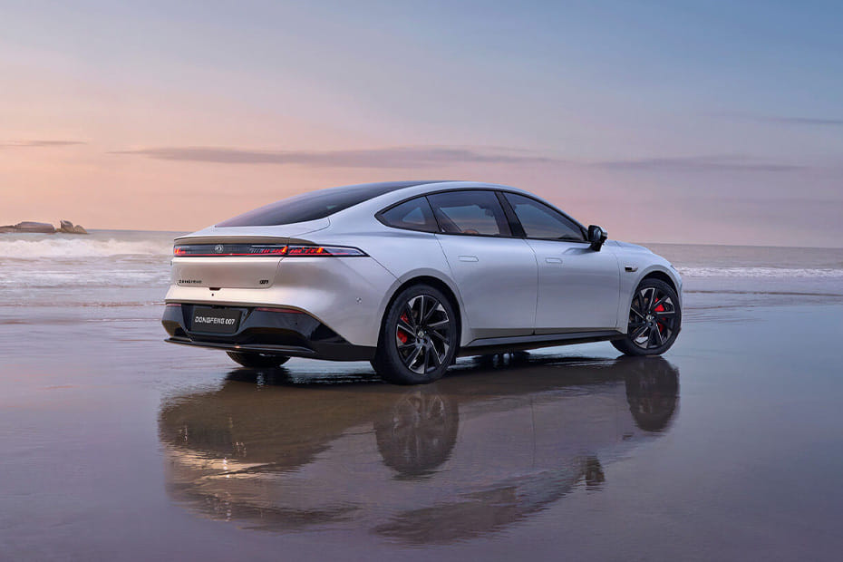 ٠٠٧ Rear angle view