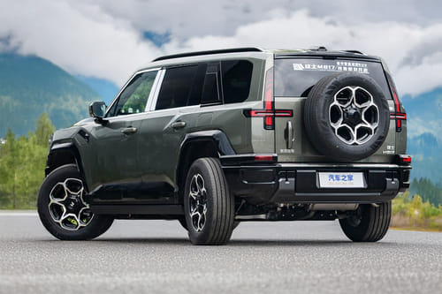 Rear Cross Side View of Dongfeng Warrior M817