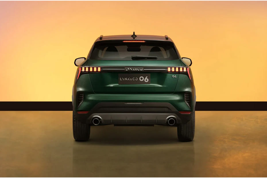 Full Rear View of LYNK&CO 06