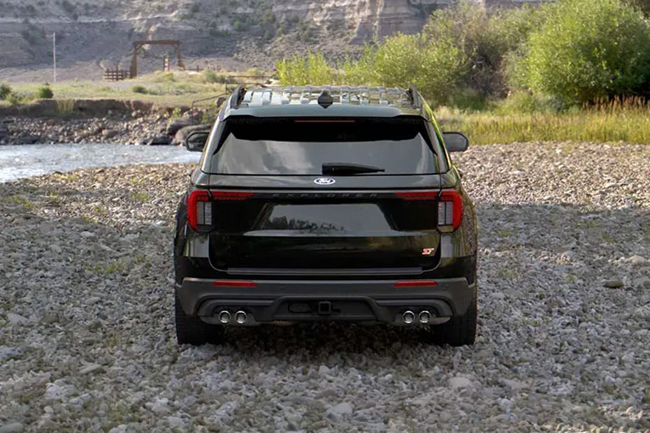 Full Rear View of فورد إكسبلورر إس تي