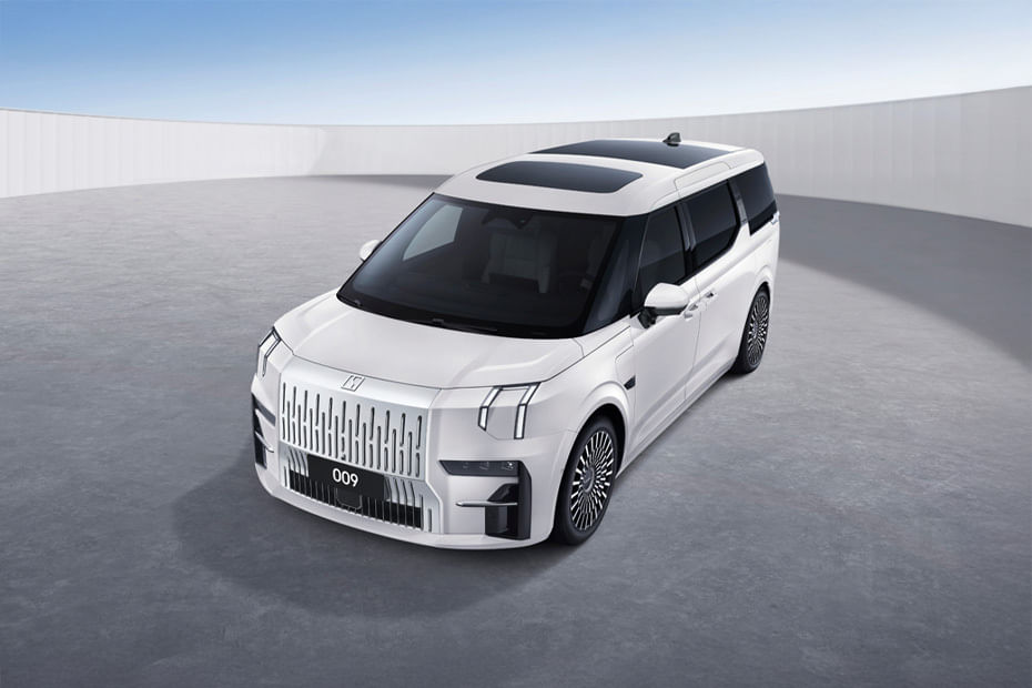 ZEEKR  009 Front angle low view