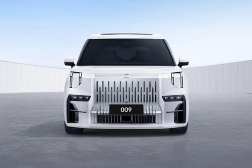 Full Front View of 009