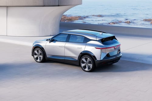 Rear Cross Side View of فينفاست VF7