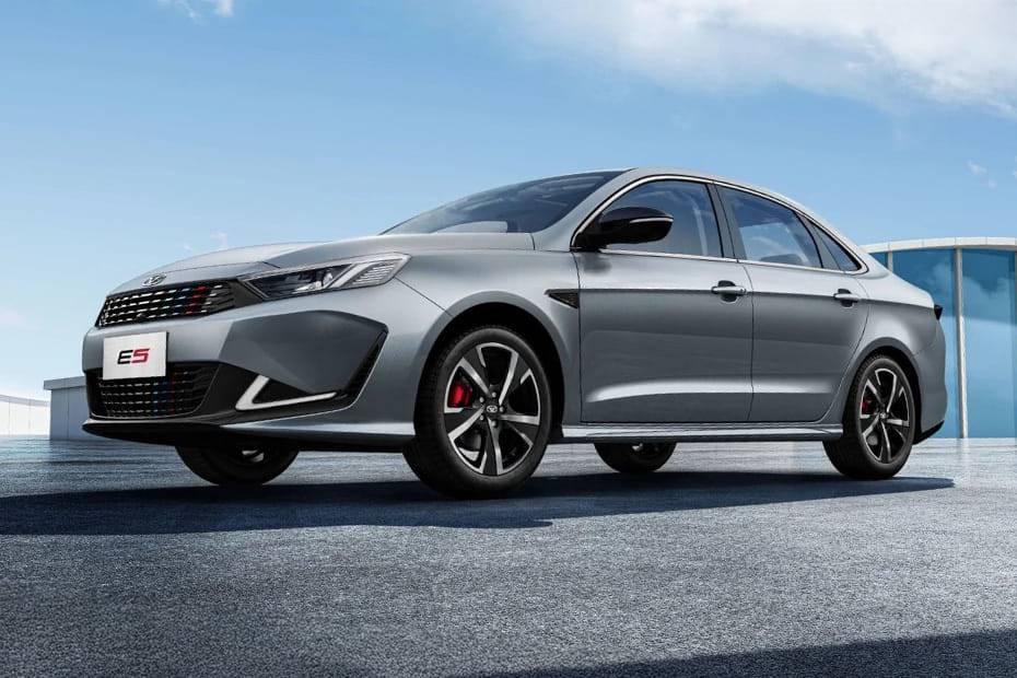 إي ٥ Front deep low Angle View