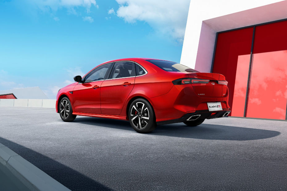 Rear Cross Side View of كايي إي ٥