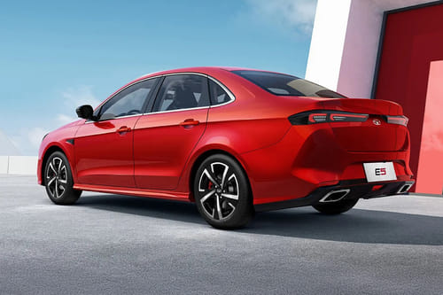 Rear Cross Side View of كايي إي ٥