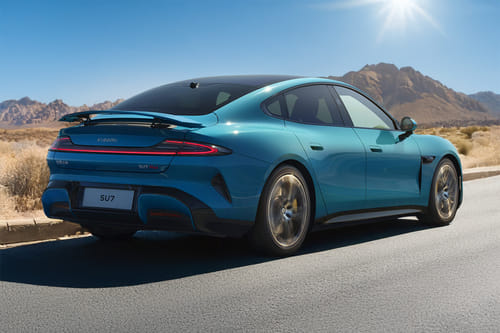 إس يو 7 Rear angle view