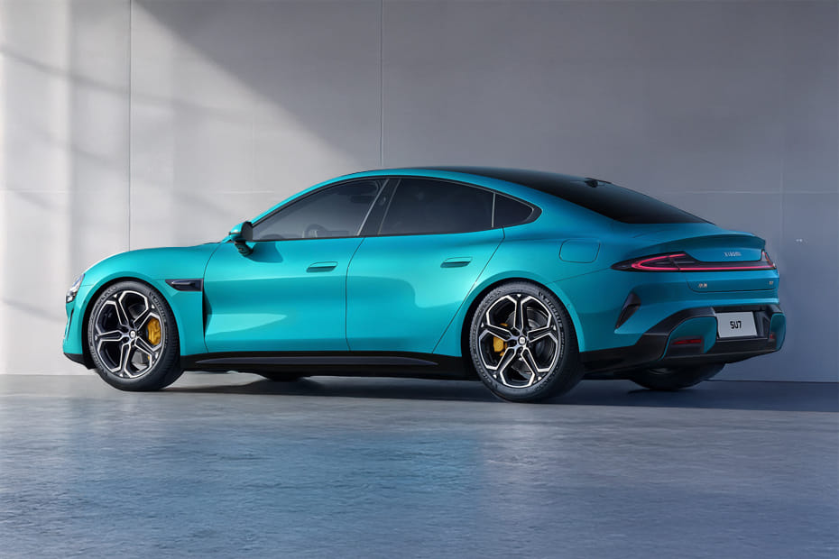 Rear Cross View of Xiaomi SU7