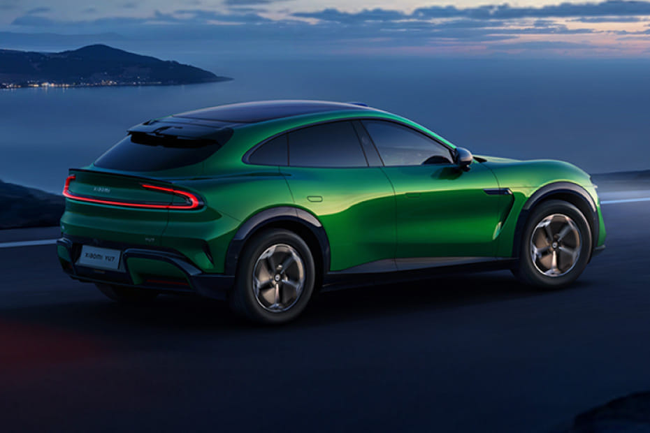 واي يو 7 Rear Medium Side View