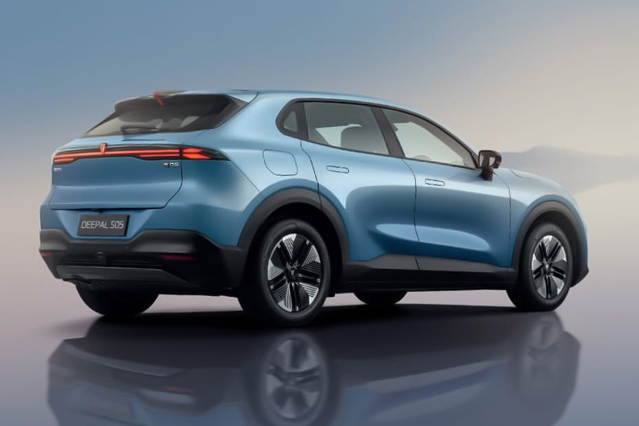 إس 05 Rear angle view