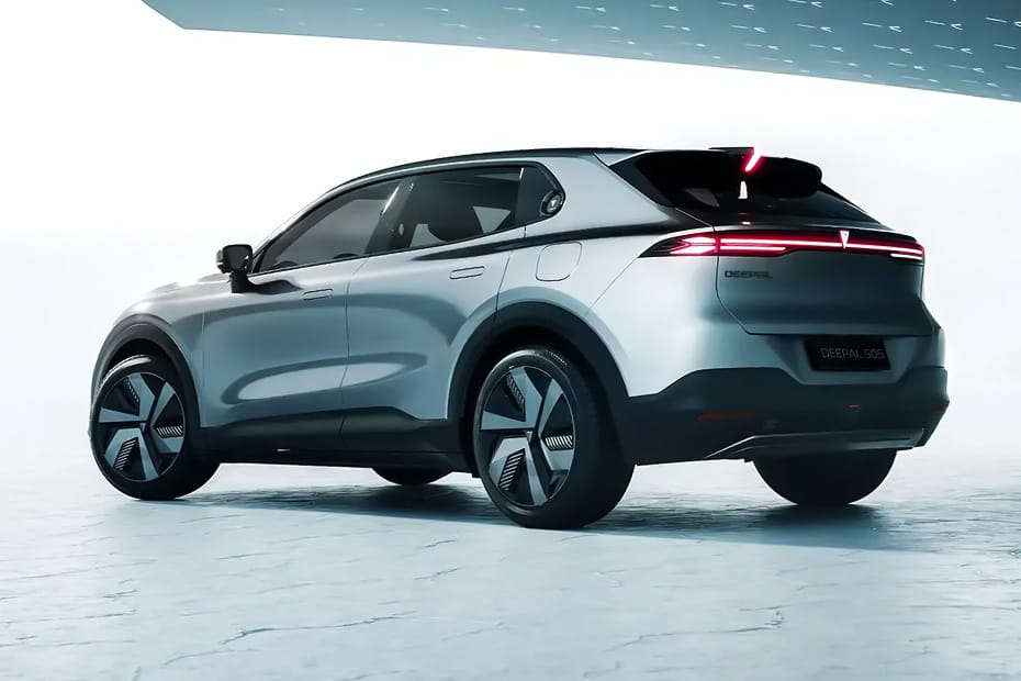Rear Cross Side View of ديبال إس 05