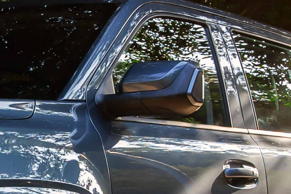 ج إم سي جراند أفينيو Drivers Side Mirror Front Angle