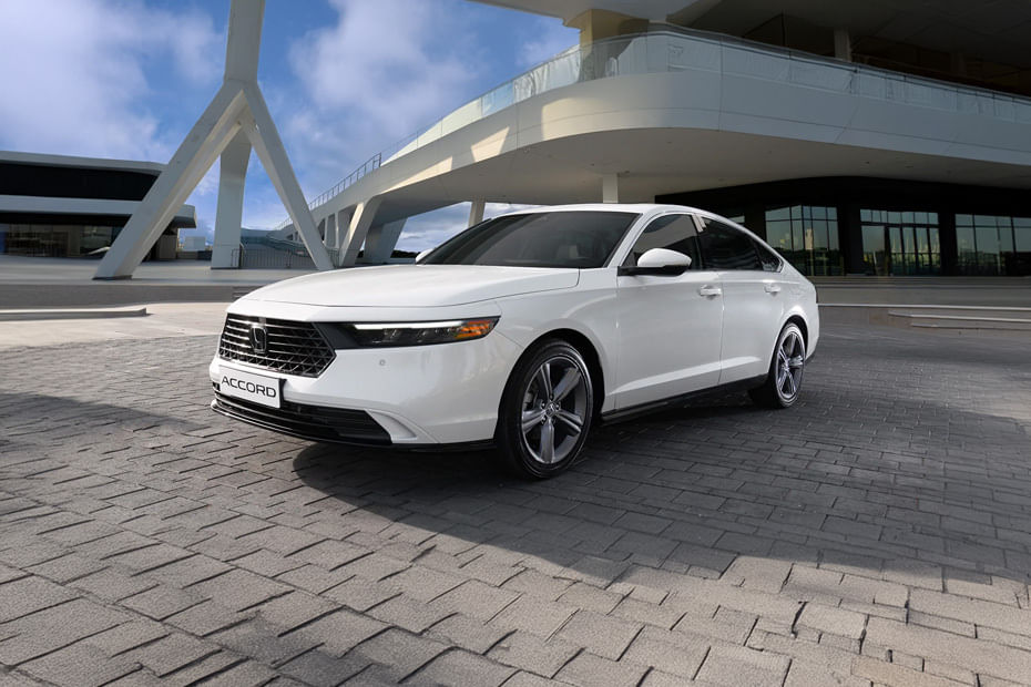 هوندا  أكورد Front angle low view