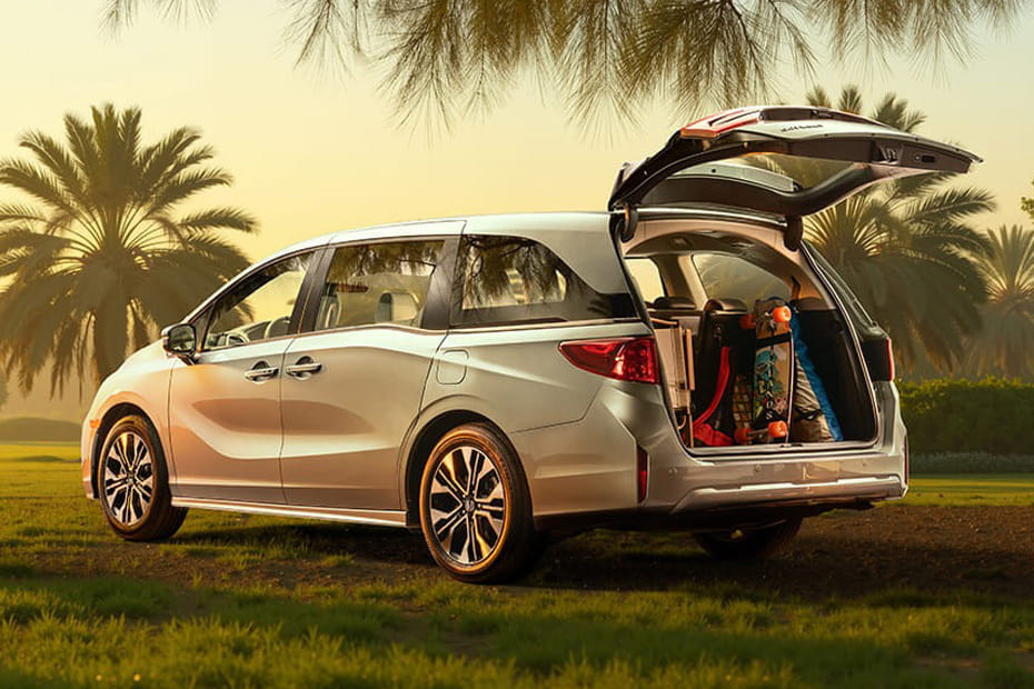 Rear Cross Side View of Honda Odyssey