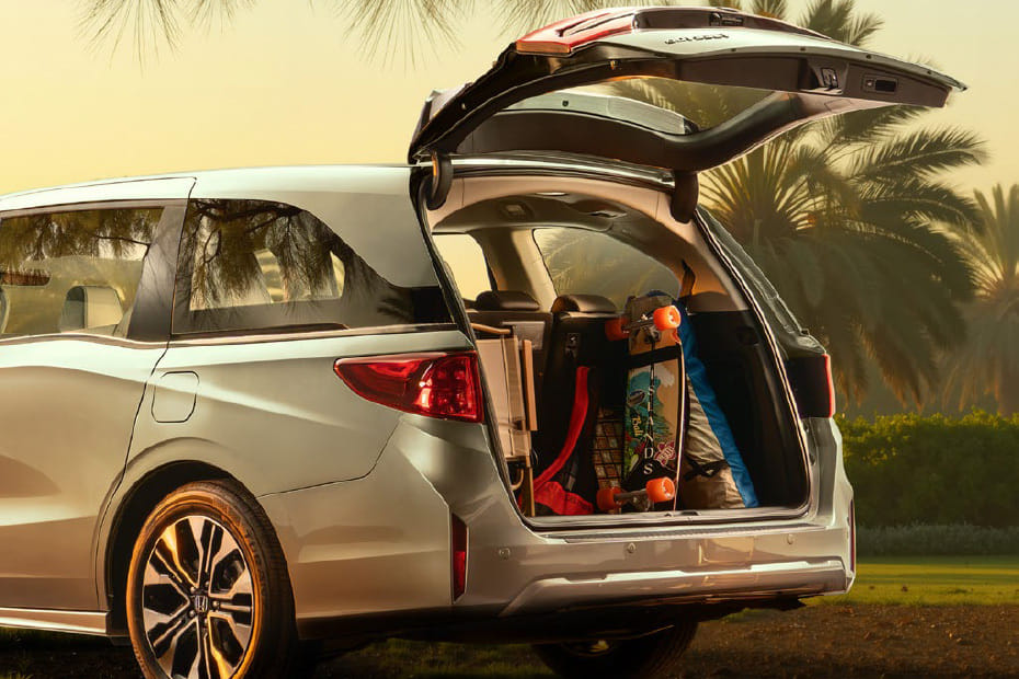 Trunk Open Closer View of أوديسي