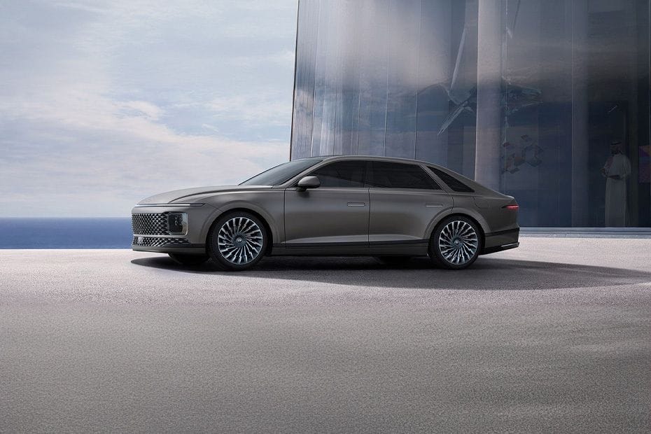 Hyundai Azera Side Medium View