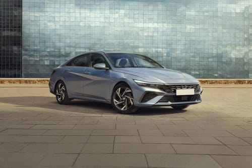 هيونداي إلنترا Front Medium View