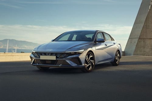 هيونداي إلنترا Front Side View