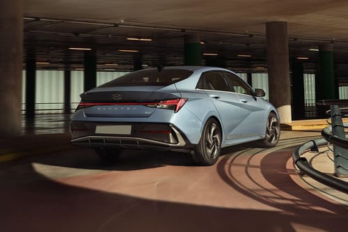 Rear Cross Side View of هيونداي إلنترا