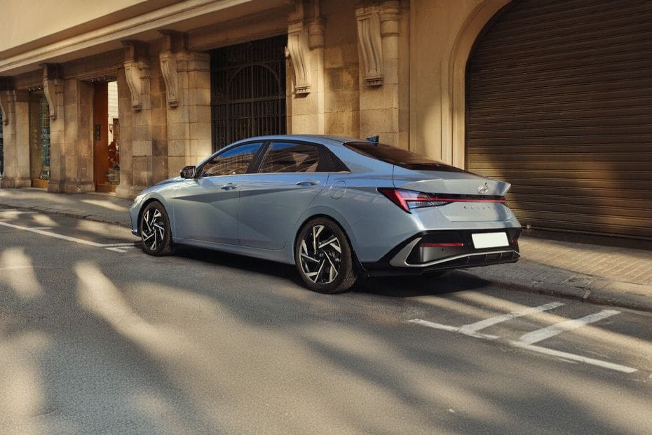 إلنترا Rear Low Angle View