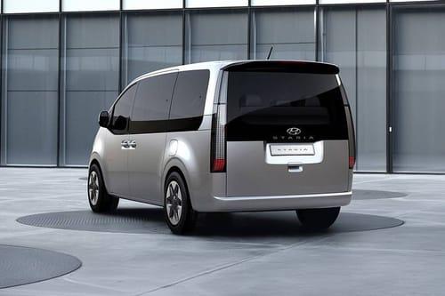 Rear Cross Side View of هيونداي ستاريا