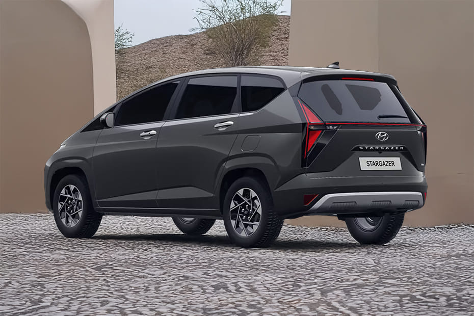 Rear Cross Side View of هيونداي ستارغيزر