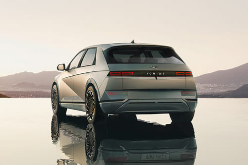 Rear Cross Side View of هيونداي أيونيك 5