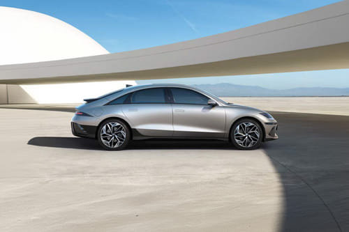 أيونيك 6 Medium Angle Front View