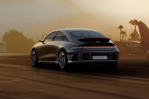 Rear Cross Side View of هيونداي أيونيك 6