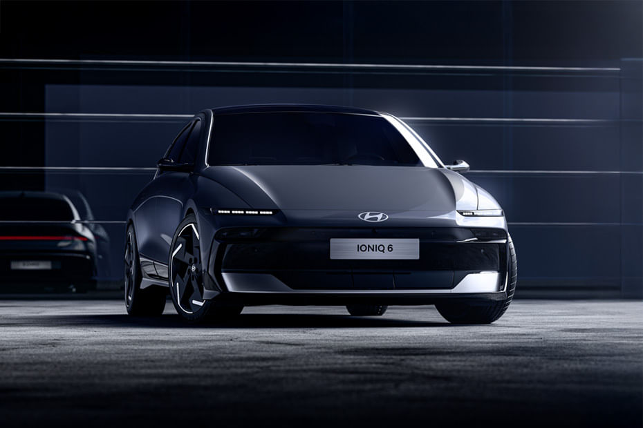 Full Front View of أيونيك 6 2026