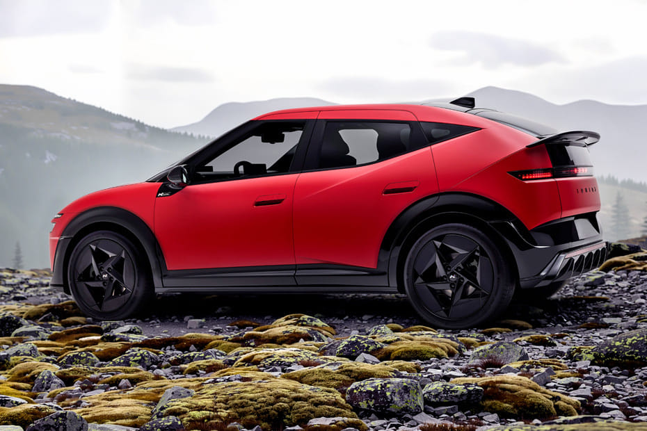Rear Cross View of هيونداي أيونيك 3