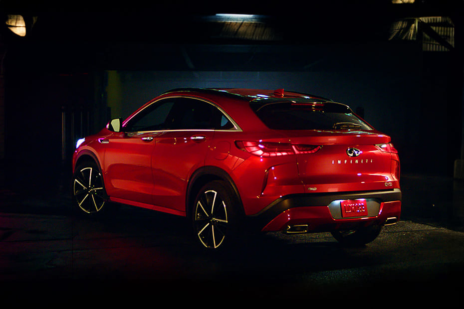 Rear Cross Side View of انفنتي QX55