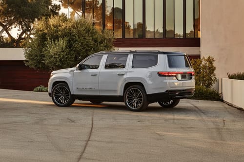 Rear Cross View of جيب جراند واجونير