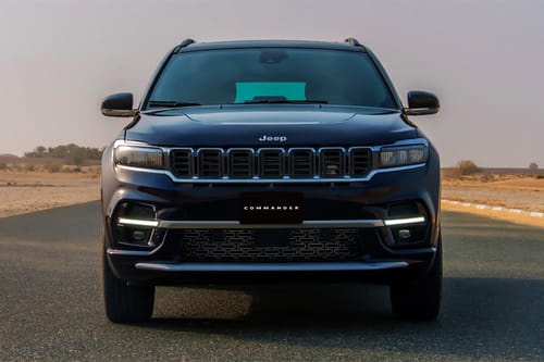 Full Front View of كوماندَر