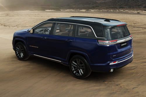 Rear Cross View of جيب كوماندَر