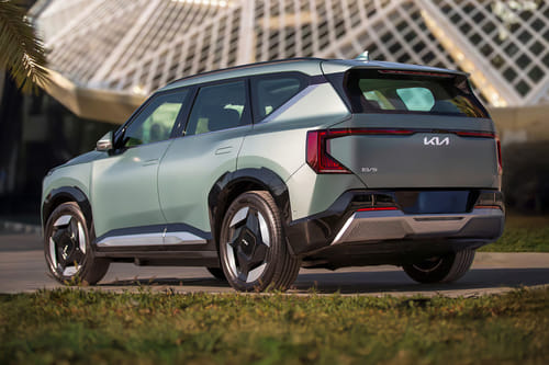 Rear Cross Side View of كيا EV5