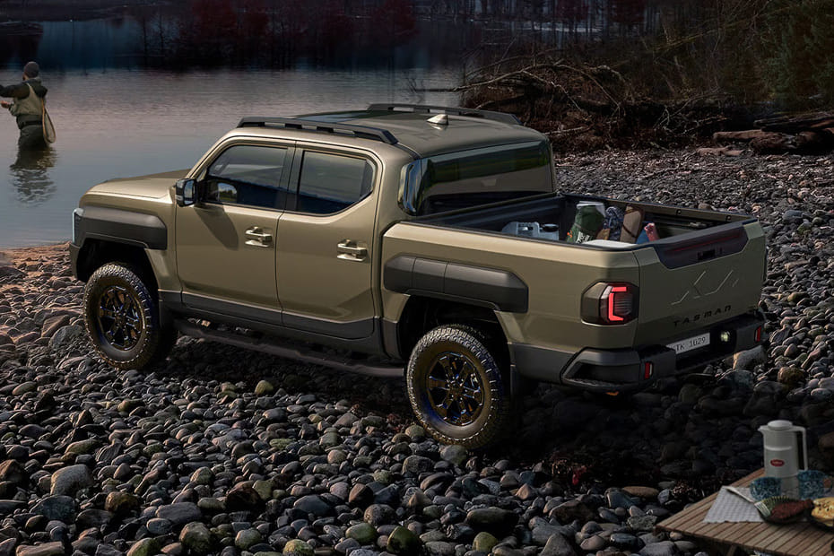 Rear Cross Side View of كيا تاسمان