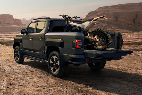 Rear Cross View of كيا تاسمان