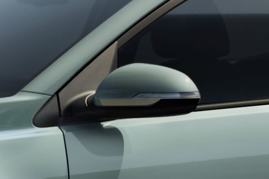 كيا ستونيك Drivers Side Mirror Front Angle